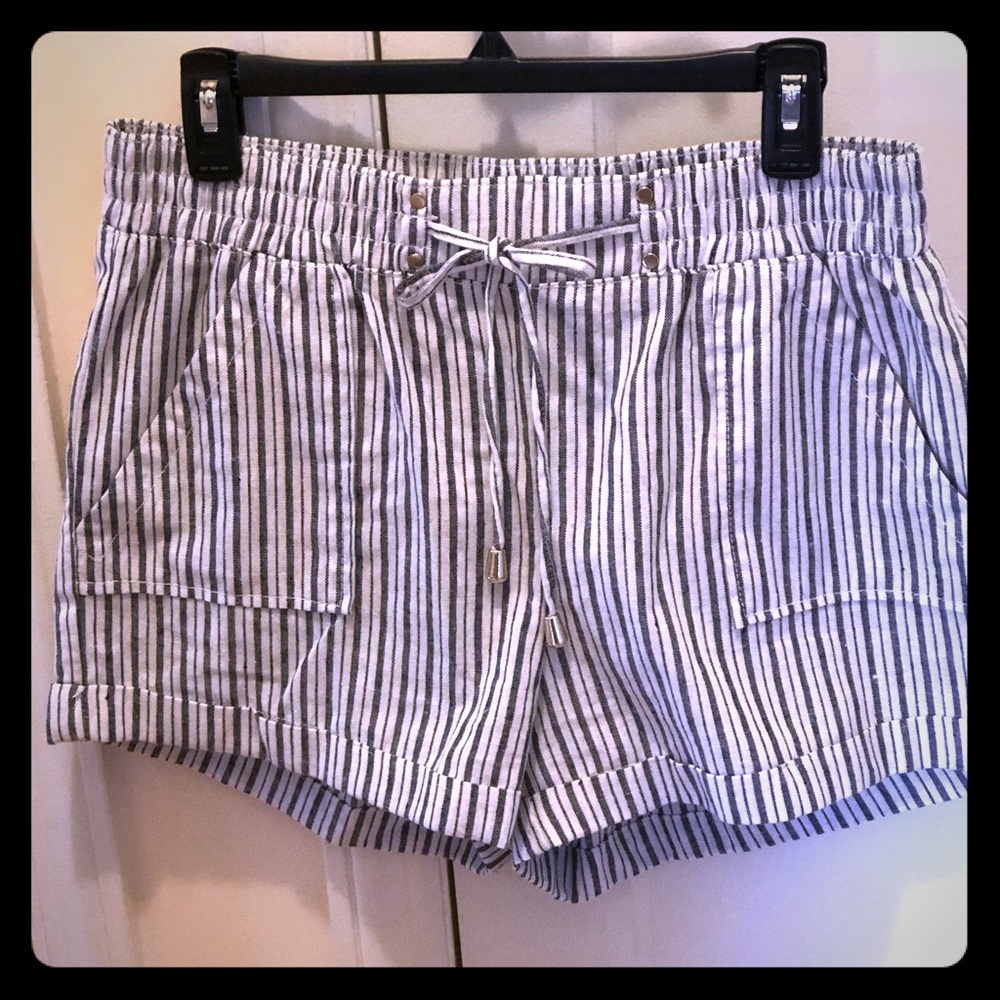Elastic waist cuffed shorts